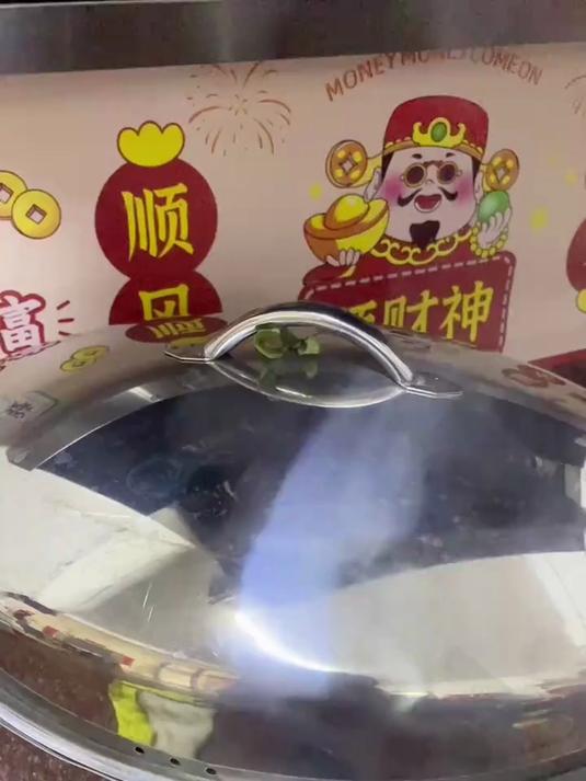 蒸锅做成了长方形不仅蒸鱼再也不怕掉尾巴了平时还兼备圆蒸锅
