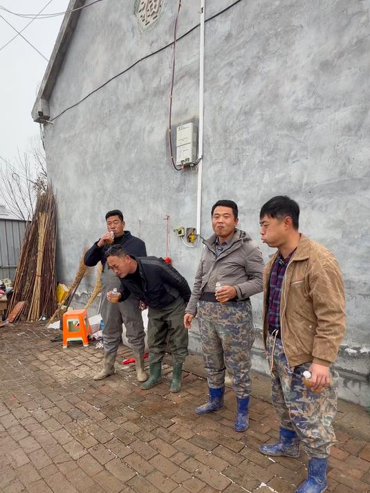 二黑四黑户外打野捕鱼,全程欢乐连连