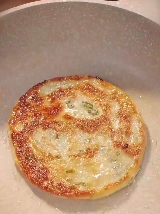 现擀现煎的老上海葱油饼,葱香浓郁?