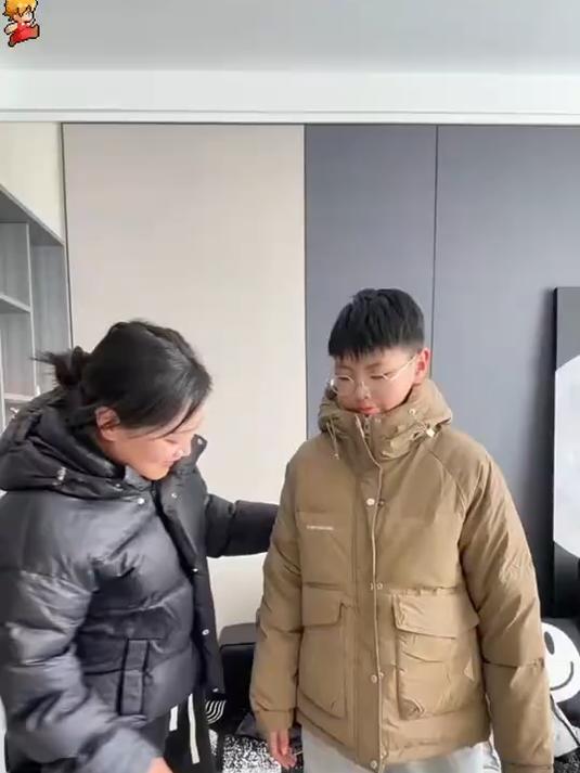 12岁的儿子用压岁钱又花了600多买了一件今年流行的面包服……