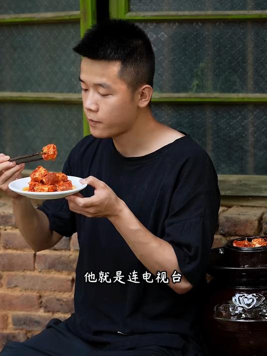 湖南特色的茶油腐乳口感细腻丝滑配粉下米饭做菜都合适