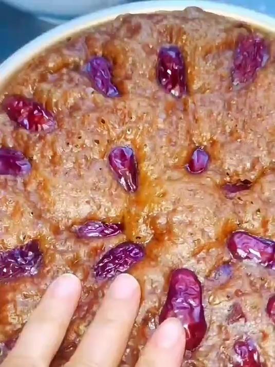 放了红枣的红糖发糕,浓浓的枣香味,香甜可口,老少皆宜