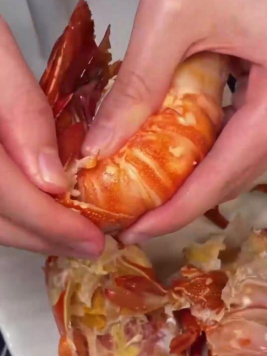 鲜冻锁鲜!小青龙虾,肉质饱满,一口过?