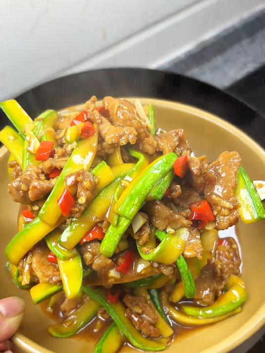 西葫芦炒肉，全家都爱吃