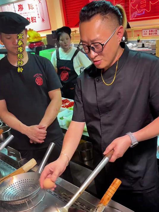 江西宜春炒粉 如果说江西人吃辣是天花板,宜春人就在屋顶上!