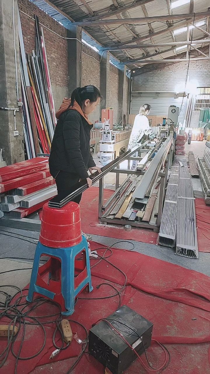 门头广告招牌扣板材料正在下料中~