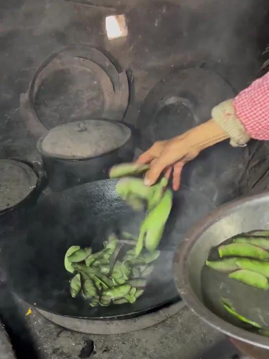 一位70多岁的老奶奶,为了生活早上4点就来到了菜市场把她的菜买完 1#生活#