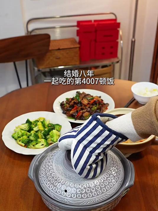 今日菜单:干锅鹿茸菇,豆酱西兰花,奶白萝卜汤,虾滑肥牛粉丝煲