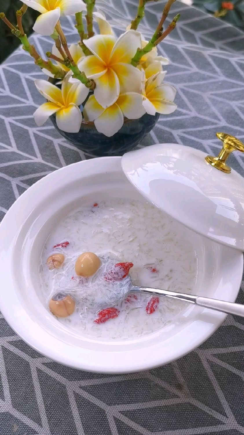 泡燕窝一定要用纯净水,不能用自来水泡,炖燕窝时千万不能先加冰糖,否则容易化水