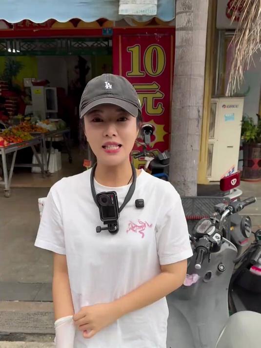 摆摊卖海鱼,先尝后买 这次摆摊卖鱼,专门拿了两条切成了鱼生