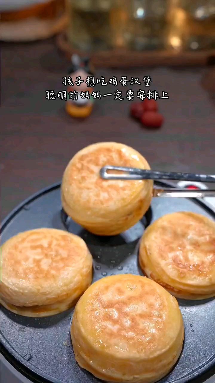 小朋友最喜欢吃的鸡蛋汉堡美食做法来了