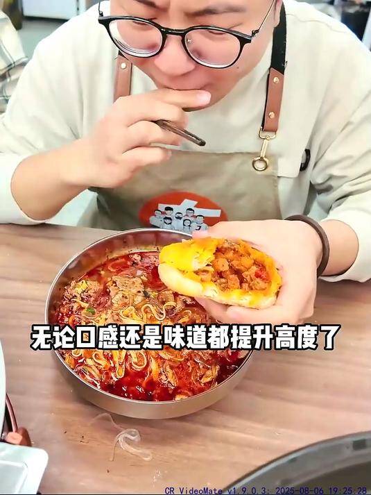 当小龙虾碰上辣条太上头了麻辣王子妈呀太香了美食