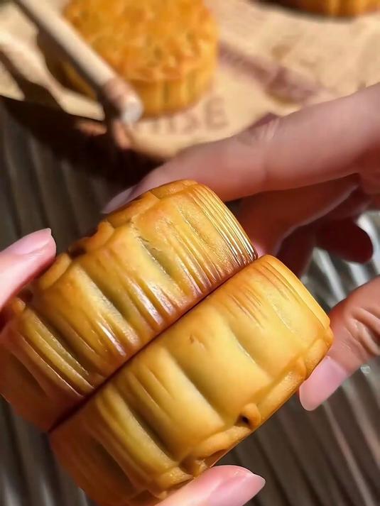 柴火工艺黑豆沙月饼,咬开全是豆馅