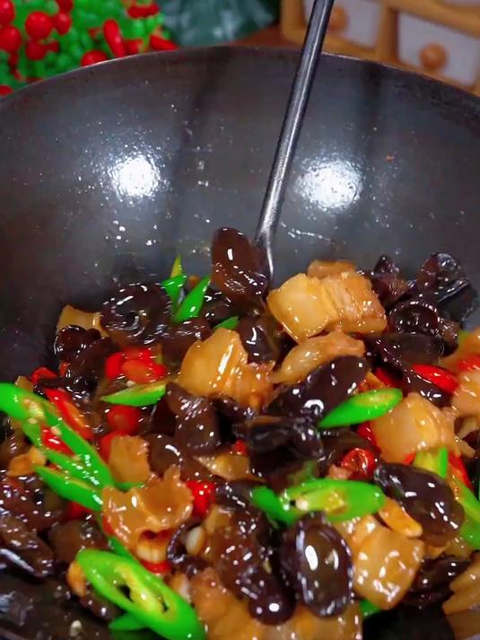 色泽黑亮表面光滑肉厚无根的正宗东北黑木耳炒菜凉拌火锅都很好吃