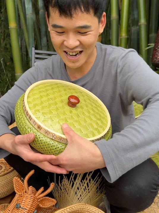 竹编工艺品以其独特的材质与工艺,展现自然与艺术的和谐之美