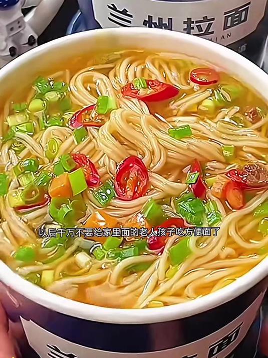 “这哪是速食?分明是兰州拉面师傅住我家厨房了!”