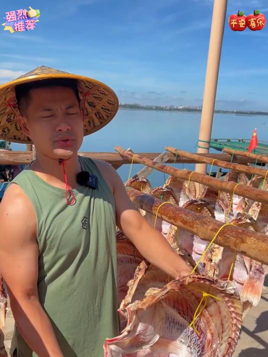 红鱼是深海鱼它肉厚刺少晒成鱼干用来炖五花肉鱼味香浓肉味咸香#红鱼干#