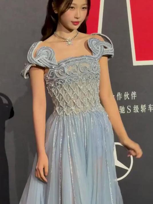 虞书欣人鱼公主造型亮相W红毯，气质真的乖巧可爱