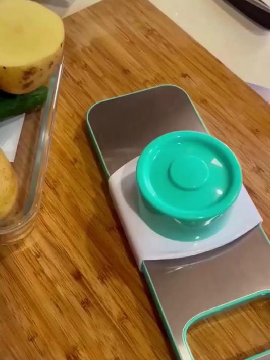 家里自从有了这个切菜器,做饭炒菜简单多了,各种各样都能切!