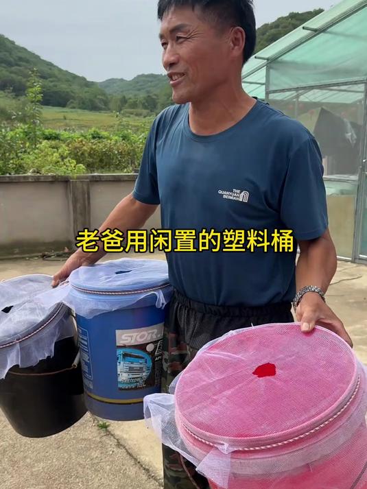 和爸妈上大河用塑料桶捂河鱼,没想到收获竟然这么多,简直太爽了