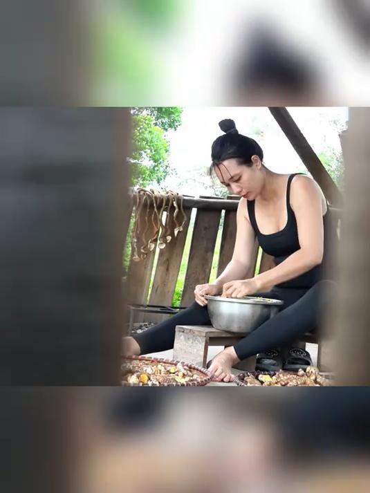 外国美女荒野独居,在泥塘里捉鱼,制作美味的烤鱼