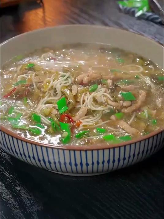 今天分享一道做法简单又好吃的雪菜肉丝面