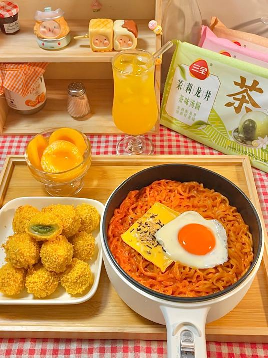 独居一人食|夜宵奶油芝士火鸡面+三全茶趣