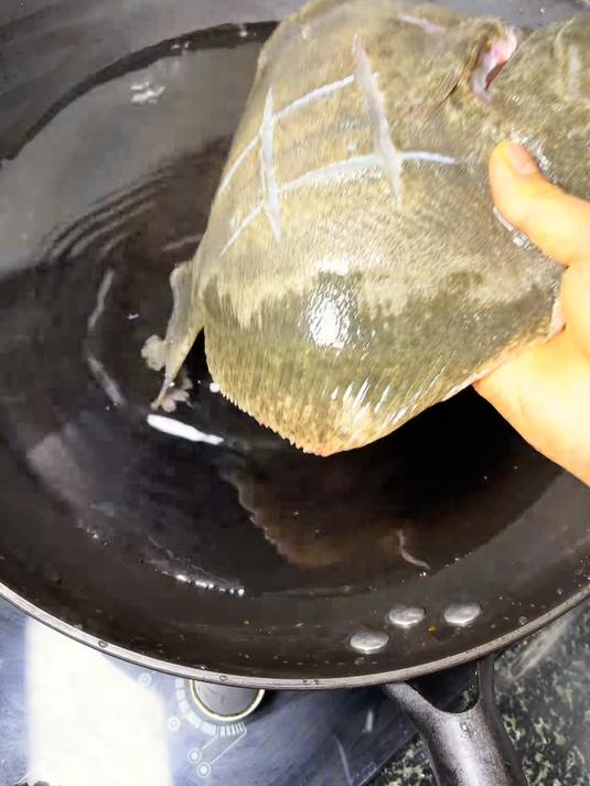 年夜饭桌上少不了这道年年有余，鲜嫩入味、做法简单的清蒸多宝鱼。祝大家新的一年顺顺利利，富足