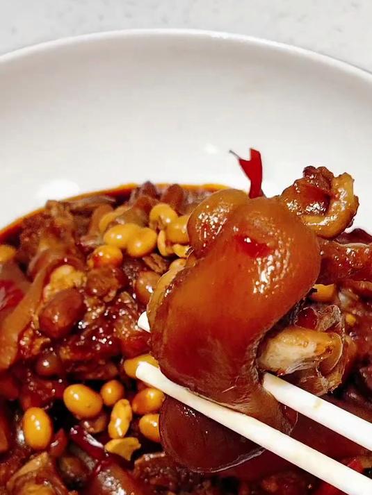 花10分钟做出来的花生黄豆焖猪蹄,吃得嘴巴都黏在一起了