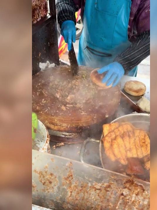 石家庄特色美食小吃肉夹馍六块钱一个放三两肉看着像四两肉了