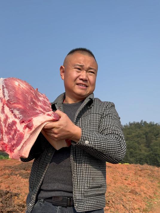农村四哥买20斤猪肉，给工人师傅安排大锅菜，大口吃肉干活才有劲
