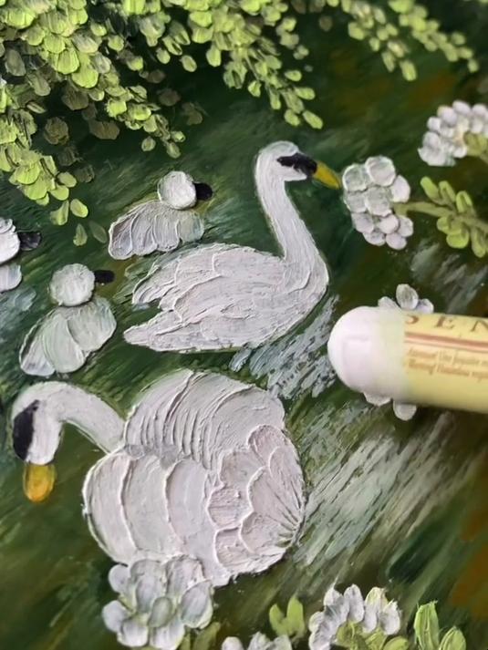 艺术家乔迪·怀斯用油画棒画池塘中的天鹅