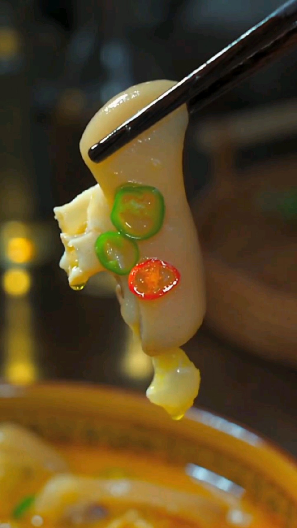 天气太热了,猪脚买回来不要总是红烧了,试试这个做法猪脚吃酸汤的