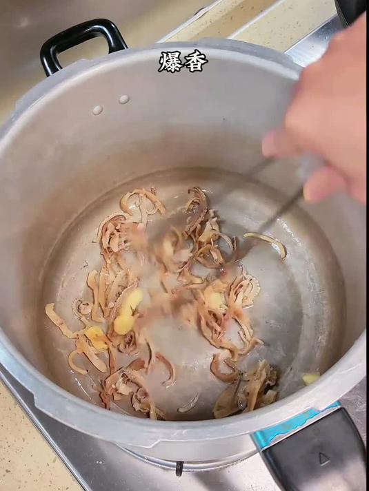 冬吃萝卜赛人参。高压锅版鱿鱼萝卜排骨汤，省时又好喝！不用炖上大半天，软烂入味一步到位，