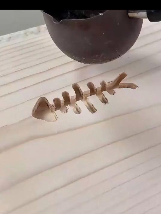 如何在10万元昂贵的桌子上制作一个鱼骨logo？