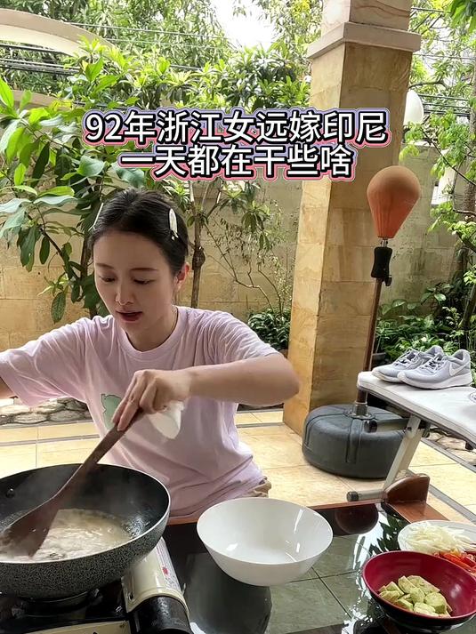 用自个儿钓的小鲫鱼做个鱼汤乌冬面,今天还解锁了腰果梨
