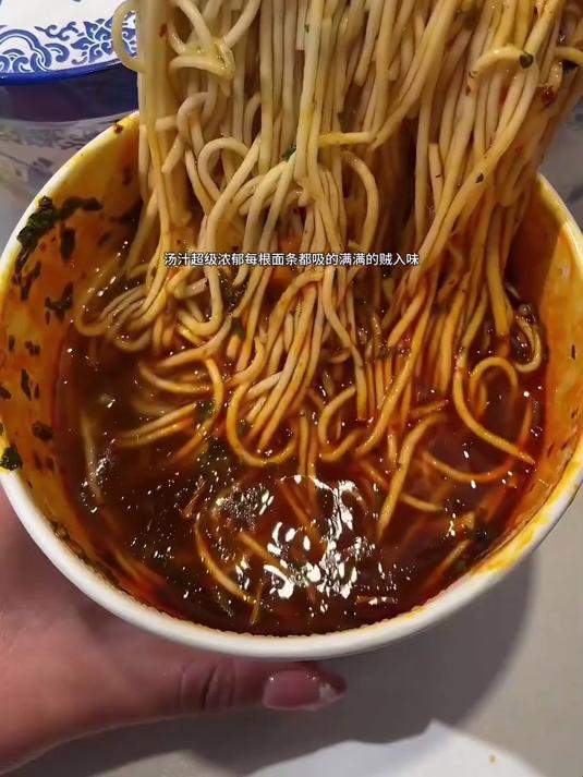 桶装兰州拉面开水泡 5 分钟!牛骨汤底鲜到挂勺