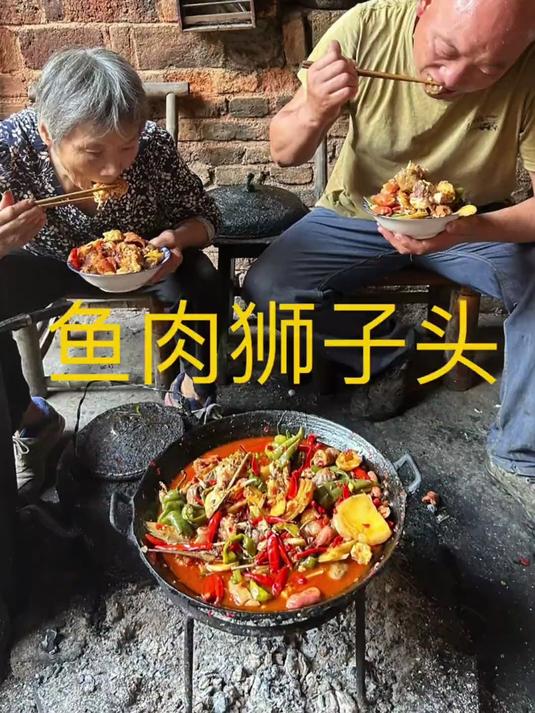 家人们,今天给老妈安排个鱼肉狮子头农村就这生活,简单又是一餐
