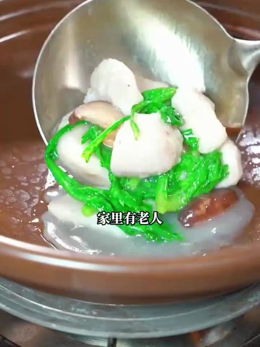 茼蒿烧芋头,口味清淡,冬天来一碗暖心又暖胃!