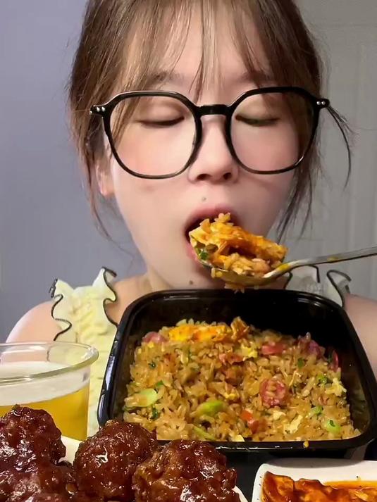 今天吃腊肠炒饭+糖醋丸子