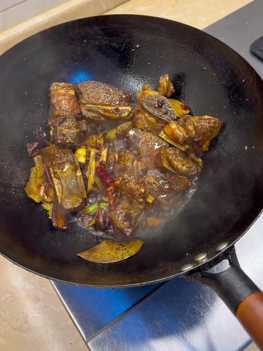 牛排骨炖土豆,牛肉软烂脱骨,土豆糯糯起沙的口感,简直香迷糊了