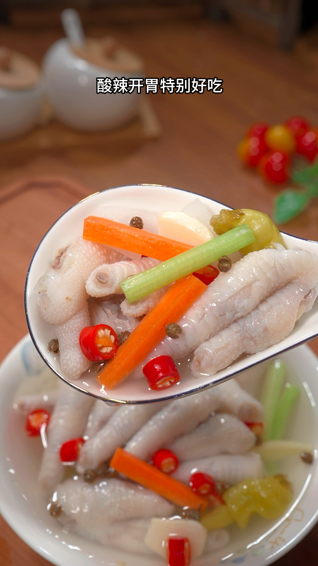 下次在家没胃口的时候,你就像我这样做一碗泡椒凤爪,酸辣开胃,特别好吃。#泡椒凤爪
