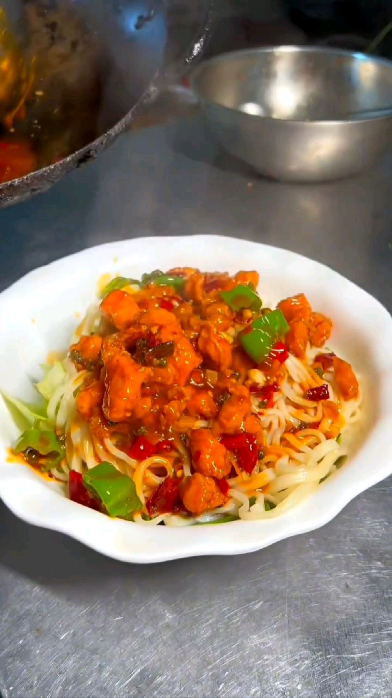 这碗纯手工制作的藤椒鸡捞面看着也太有食欲了吧!