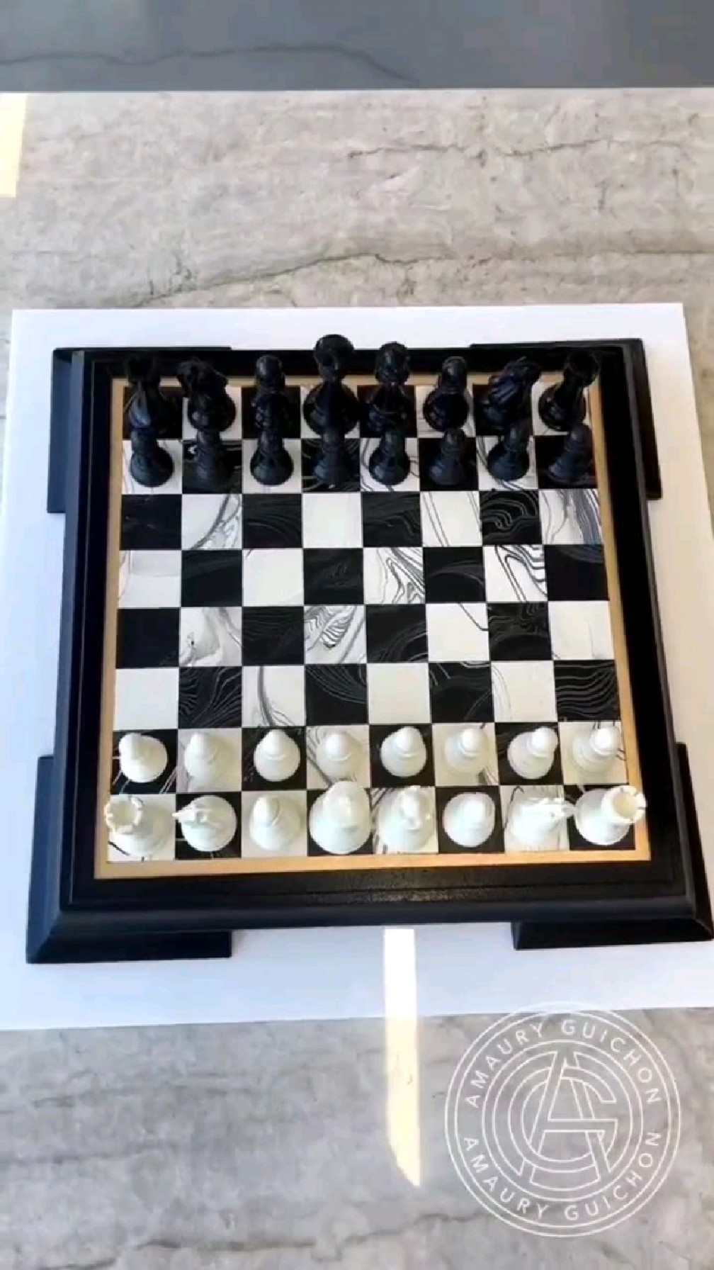法式甜品大师阿莫里·吉雄用巧克力制作的国际象棋蛋糕