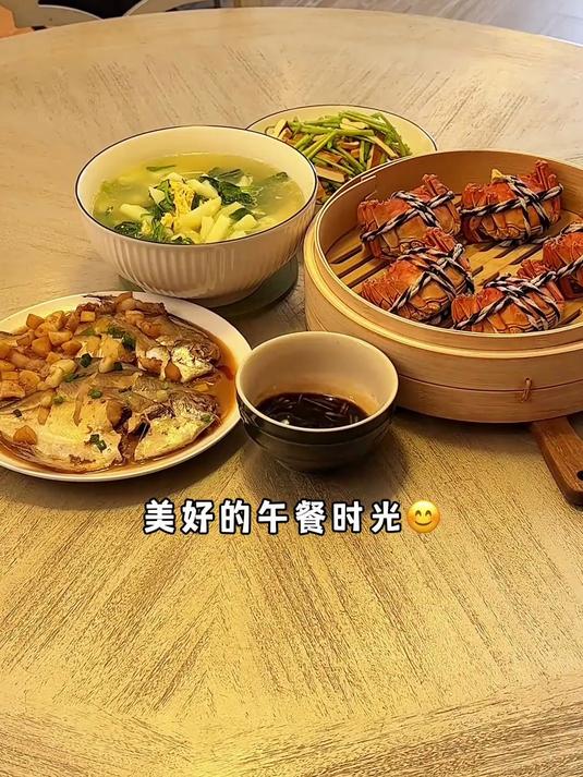 午餐做了清淡的三菜一汤,简简单单,低脂好吃又营养