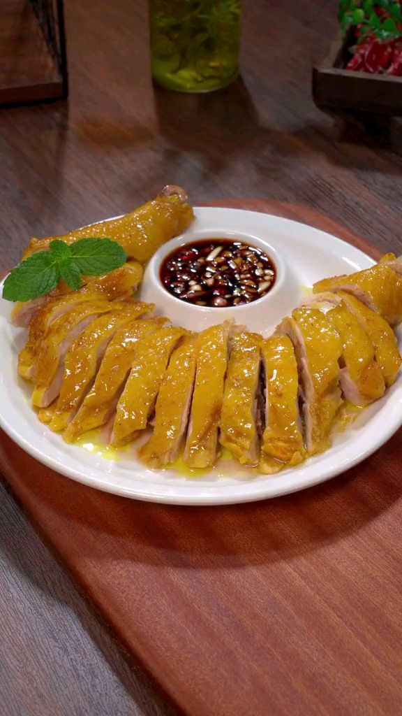 这个是世界四大名菜之一的客家盐焗鸡,看似平平无奇