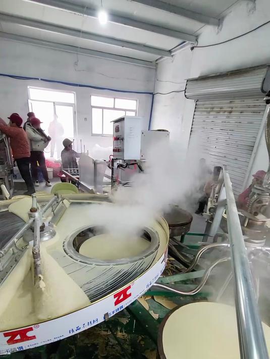现在摊煎饼也是流水线机器了能好吃吗