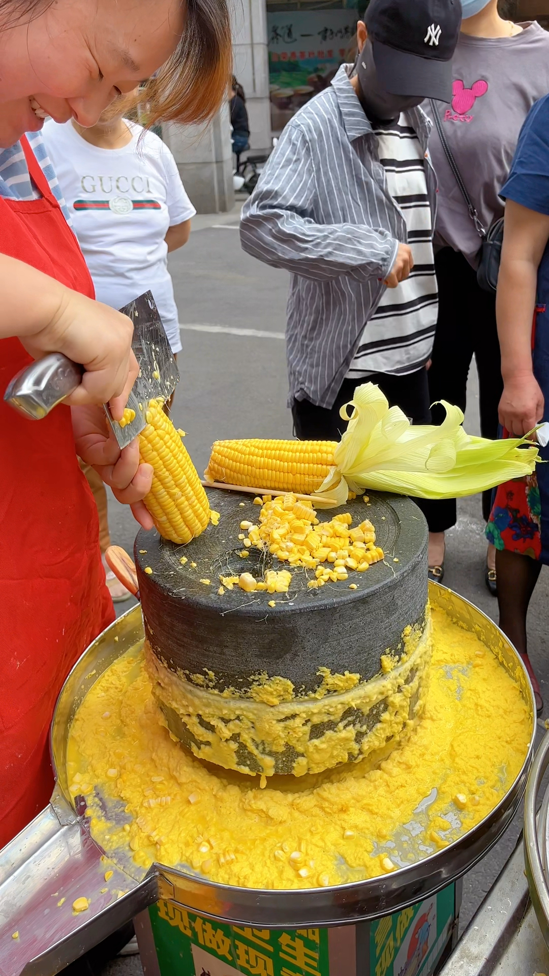 街头石磨现磨现做的玉米饼,一元一个,据说大姐每天2000个不够卖
