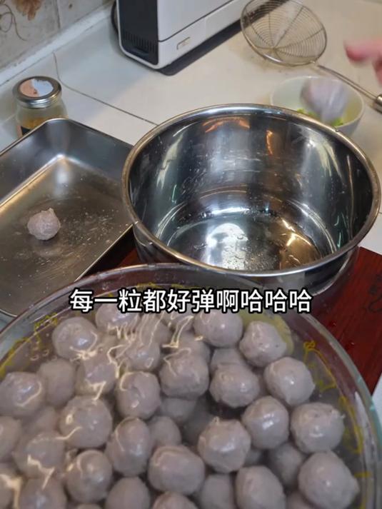 潮汕牛肉丸有着悠久的历史,入口弹牙多汁肉香浓郁,让人欲罢不能