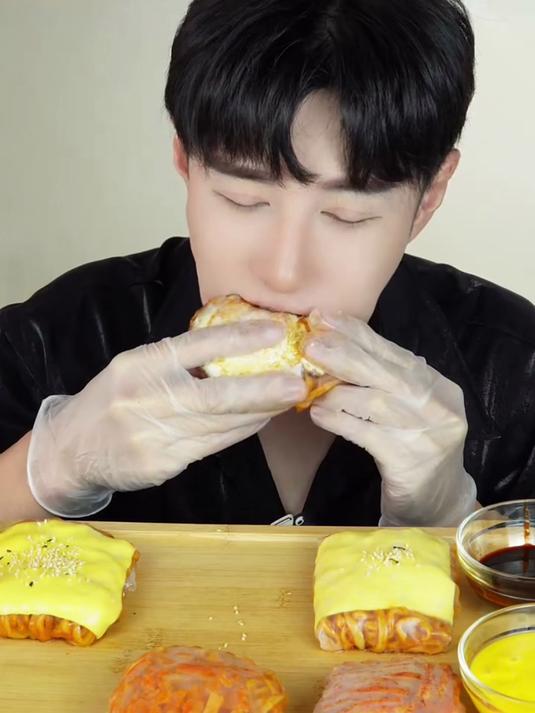 今天吃春卷皮卷火鸡面和缺牙齿还有辣条